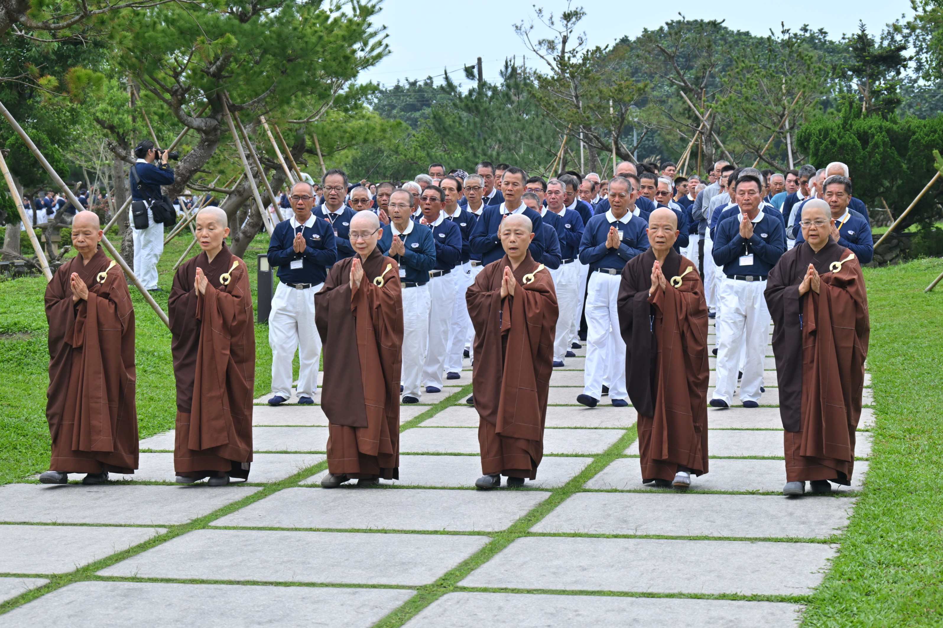 迎慈濟60周年 百位小志工與九旬長者同朝山經行